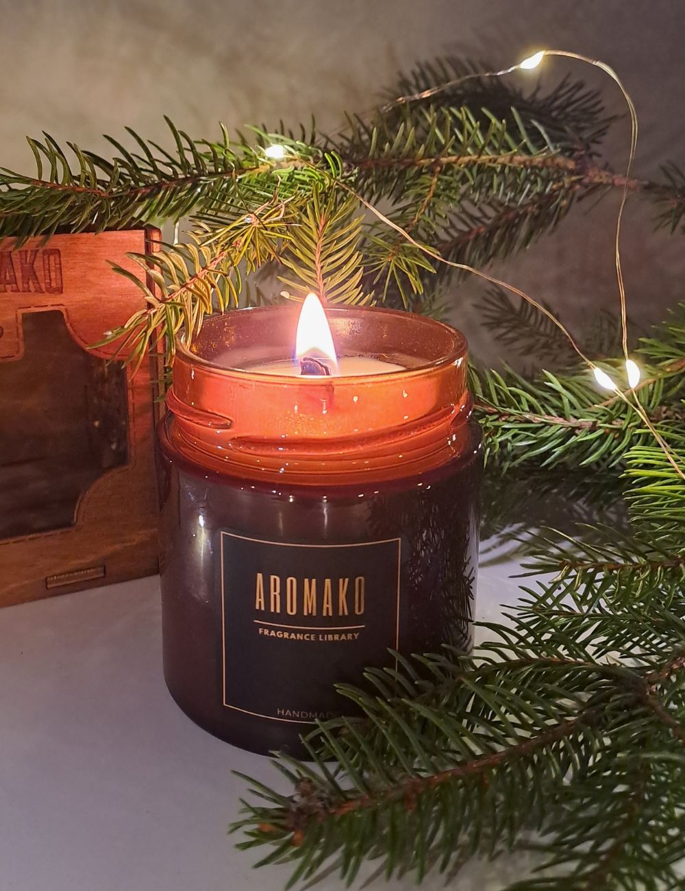 Аромасвеча AromaKo «Апельсин и корица» с деревянным фитилём